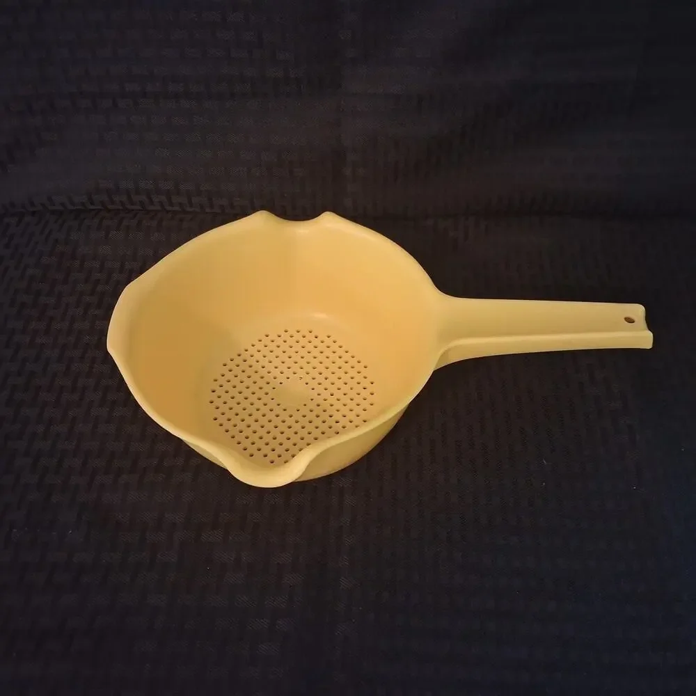 Rubbermaid #2930 1 Quart Yellow 2 Spout Strainer Colander with Handle